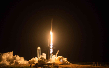 Rakieta Falcon 9 wynosi na orbitę statek Crew Dragon