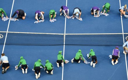 22 stycznia, Melbourne. Osuszanie kortu po ulewnym deszczu podczas Australian Open.