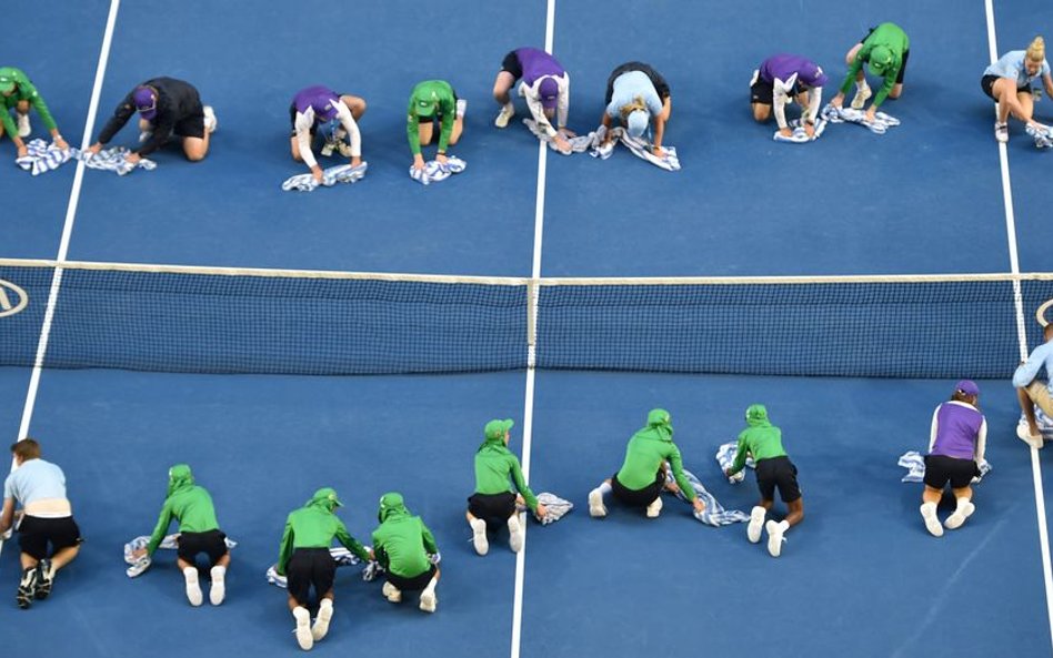22 stycznia, Melbourne. Osuszanie kortu po ulewnym deszczu podczas Australian Open.