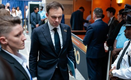 Minister finansów Polski Andrzej Domański opuszcza spotkanie ministrów finansów i prezesów banków ce