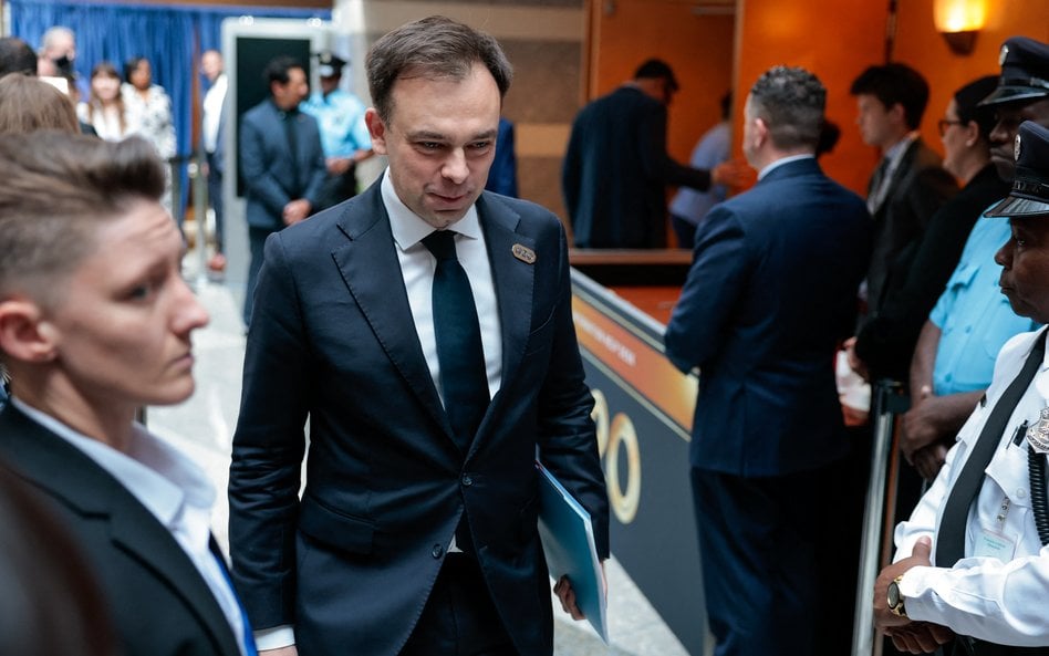 Minister finansów Polski Andrzej Domański opuszcza spotkanie ministrów finansów i prezesów banków ce