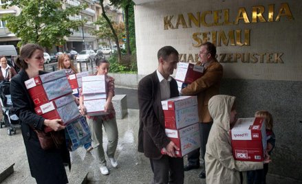 Projekty obywatelskie, które muszą mieć podpisy co najmniej 100 tys. osób, to obok petycji inna form