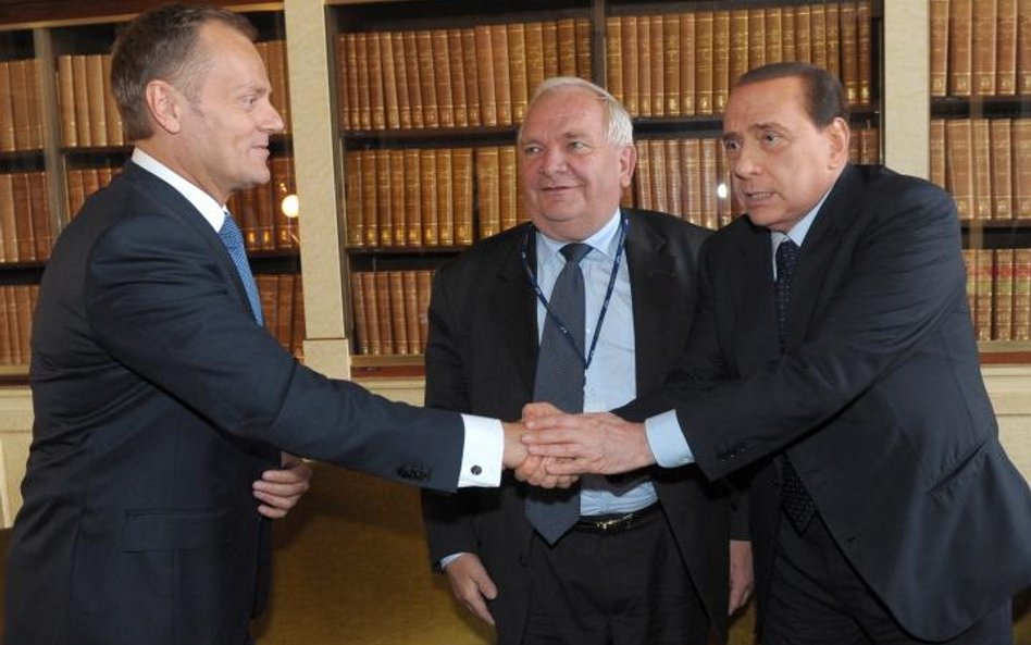 Ani Donald Tusk, ani Silvio Berlusconi nie ustąpili w walce o swojego kandydata. W środku francuski 