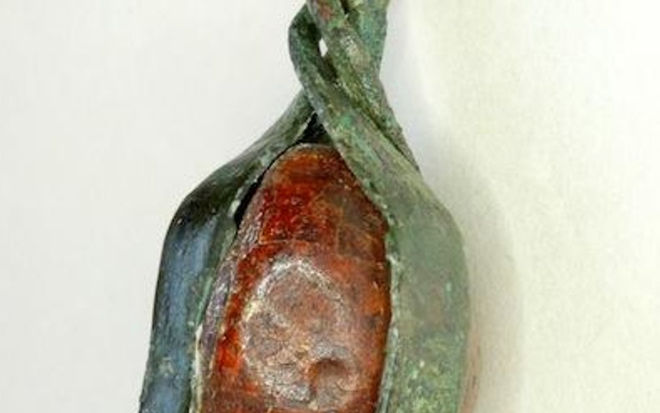 Wisiorek z bursztynu opleciony taśmami brązowymi znaleziony w kolii, II wiek n.e.