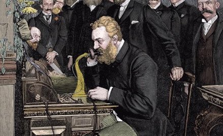 Alexander Graham Bell podczas prezentacji połączenia telefonicznego z Nowego Jorku do Chicago, 1892 