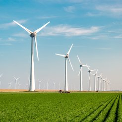 Budowa nowych farm wiatrowych trwa, ale zwykle są to projekty, które uzyskały pozwolenia już dobrych