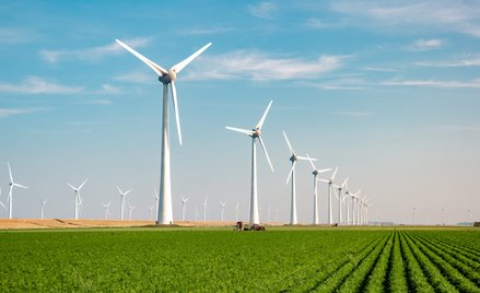 Budowa nowych farm wiatrowych trwa, ale zwykle są to projekty, które uzyskały pozwolenia już dobrych