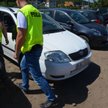 Aby uratować dwulatka zamkniętego w nagrzanym samochodzie policjanci z Rumi wybili szybę.
