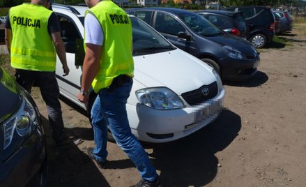 Aby uratować dwulatka zamkniętego w nagrzanym samochodzie policjanci z Rumi wybili szybę.