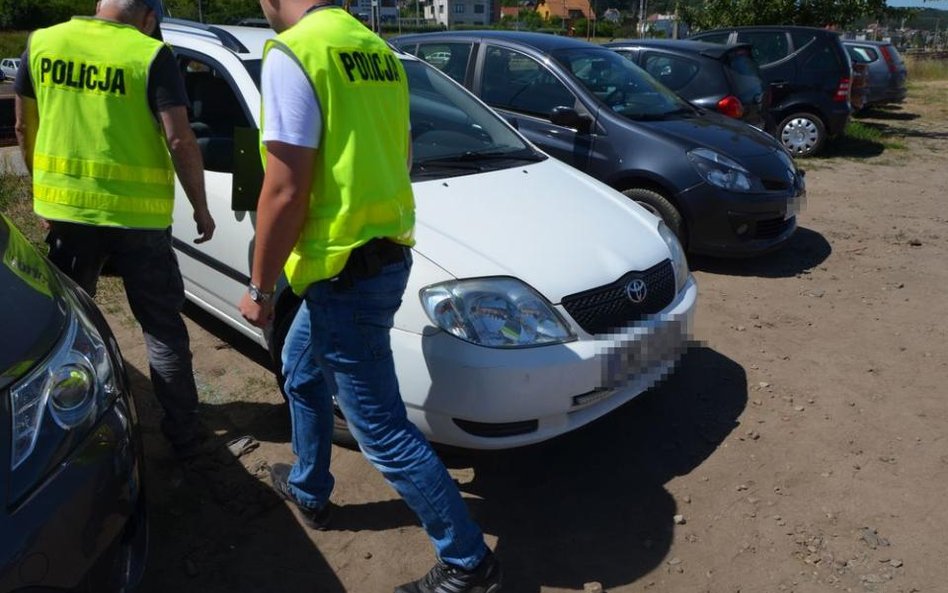 Aby uratować dwulatka zamkniętego w nagrzanym samochodzie policjanci z Rumi wybili szybę.