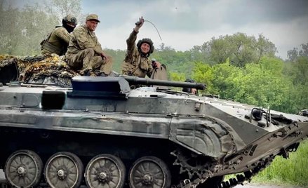 Ukraińscy żołnierze w transporterze opancerzonym