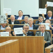 Senatorowie opozycji w podczas głosowania nad ustawą o Sądzie Najwyższym