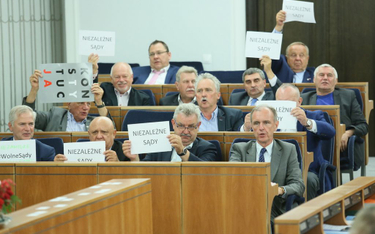 Senatorowie opozycji w podczas głosowania nad ustawą o Sądzie Najwyższym