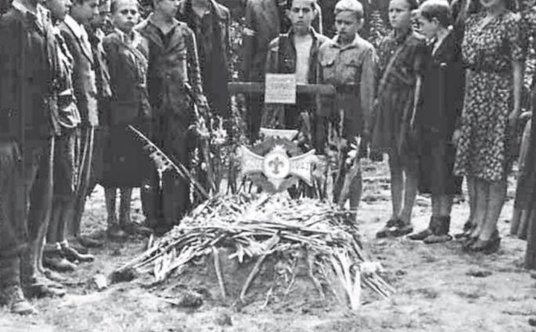 Podczas 63 dni walk zginęło wielu powstańców. Na zdjęciu: pogrzeb 15-letniego Zbigniewa Banasia, ps.