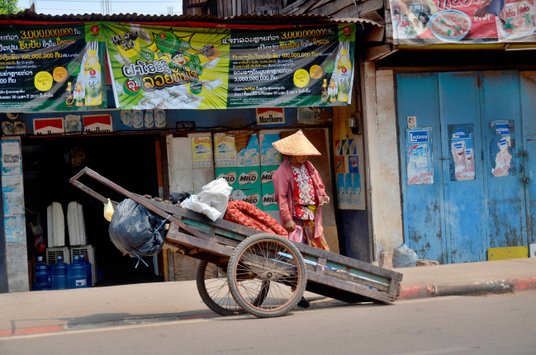 Tradycyjny zakątek, odległy od nowoczesnej architektury