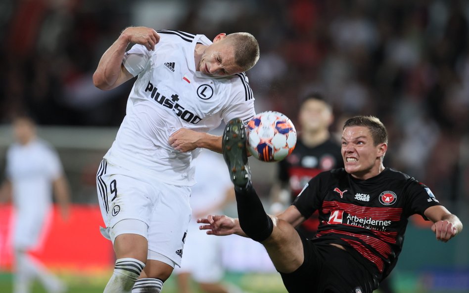 Piłkarz Legii Warszawa Blaz Kramer (L) i Stefan Gartenmann (P) z FC Midtjylland