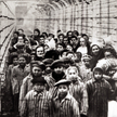 Żydowskie dzieci ocalałe z Auschwitz. Zdjęcie zrobione przez radzieckiego fotografa podczas kręcenia