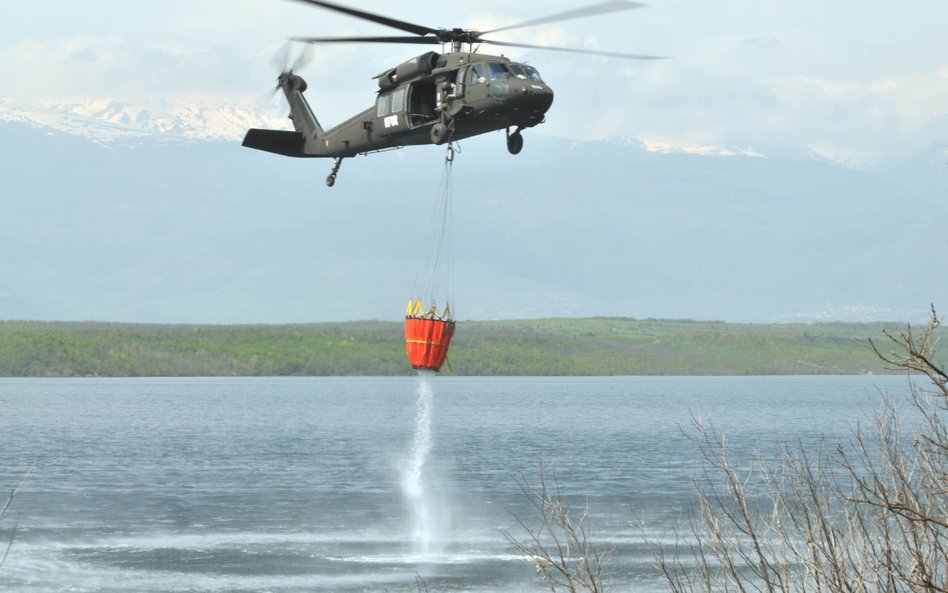 Śmigłowiec Black Hawk z podwieszonym zbiornikiem gaśniczym typu Bambi Bucket. Fot./US Army.