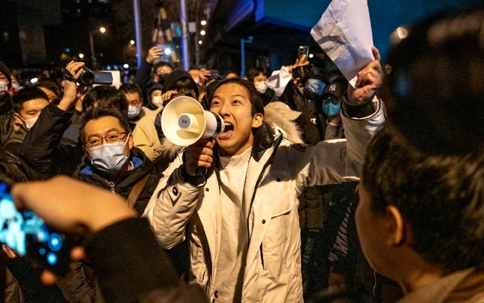 W Chinach doszło do protestów przeciw obostrzeniom, które przekształciły się w protesty antyrządowe