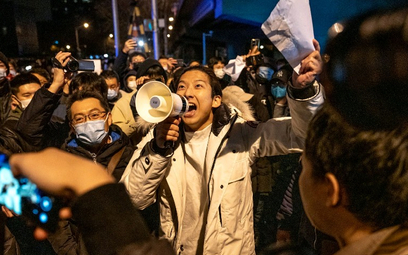 W Chinach doszło do protestów przeciw obostrzeniom, które przekształciły się w protesty antyrządowe