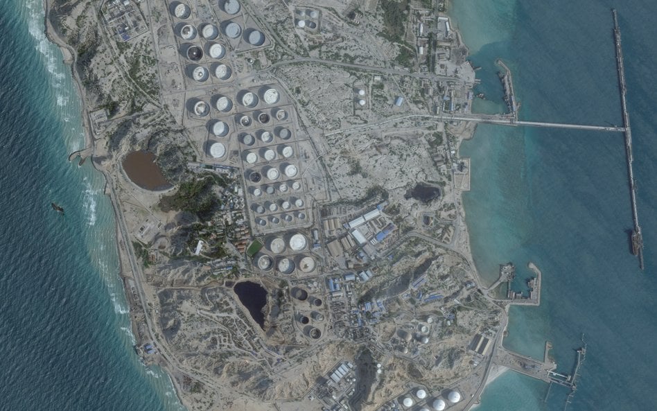 Zdjęcie satelitarne przedstawiające terminal naftowy na wyspie Chark w Iranie.