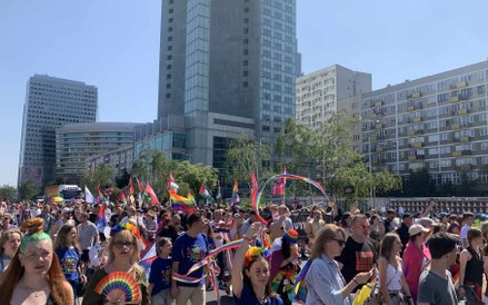 Panorama ulicy wypełnionej uczestnikami Parady Równości