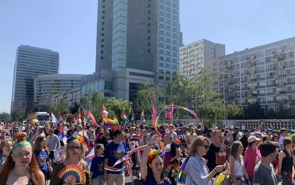 Panorama ulicy wypełnionej uczestnikami Parady Równości
