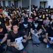 Hongkong: Siedzący protest przed szkołą 18-latka postrzelonego przez policję
