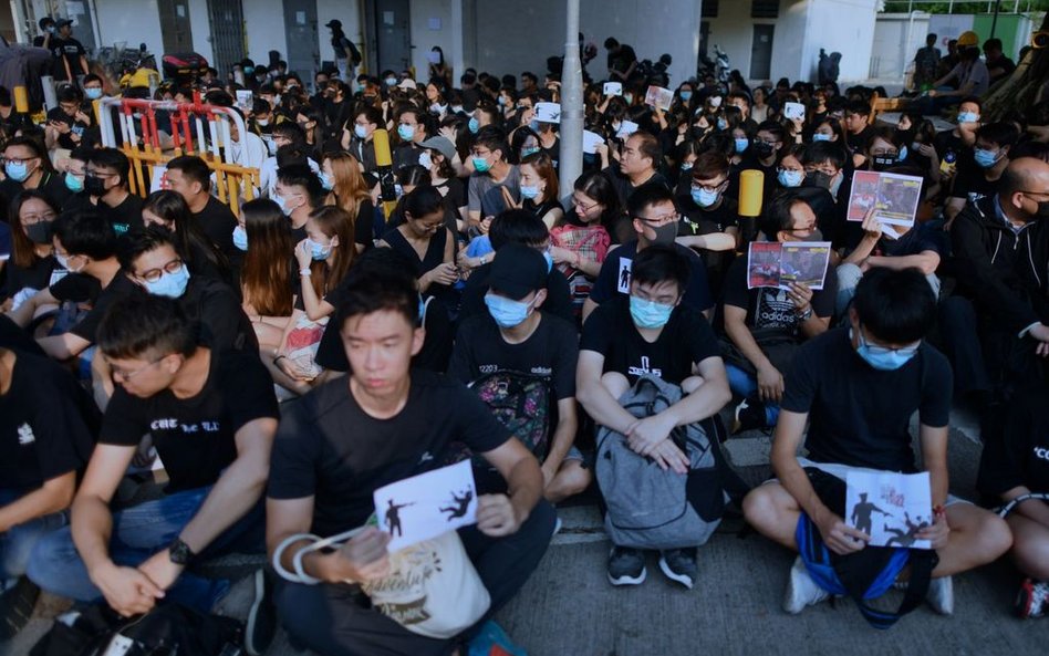 Hongkong: Siedzący protest przed szkołą 18-latka postrzelonego przez policję