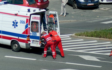 Warszawa: Ambulans na sygnale zderzył się z innym autem. Dziewięć osób rannych