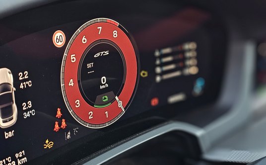 Nowe Porsche 911 992.2 nie ma analogowego obrotomierza