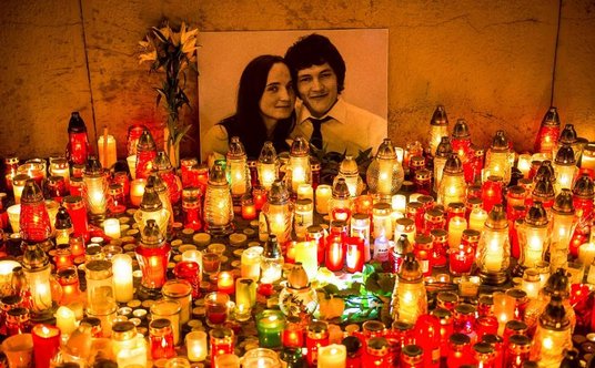 Setki zniczy zapłonęły pod koniec lutego w Bratysławie przed zdjęciem zamordowanych 27-letniego dzie