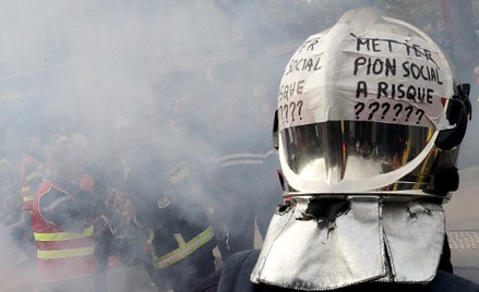 Protest w Paryżu. Policja starła się ze strażakami