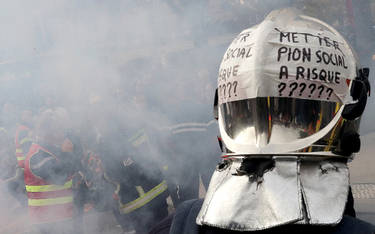 Protest w Paryżu. Policja starła się ze strażakami
