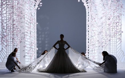 25 stycznia, Francja. Modelka Isabeli Fontana prezentuje suknię ślubną podczas pokazu kolekcji Ralph