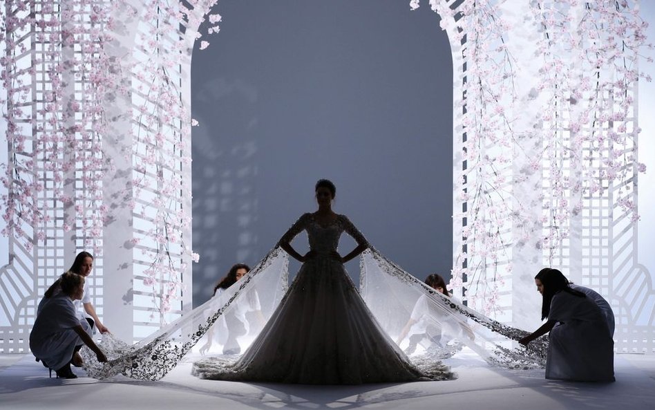 25 stycznia, Francja. Modelka Isabeli Fontana prezentuje suknię ślubną podczas pokazu kolekcji Ralph