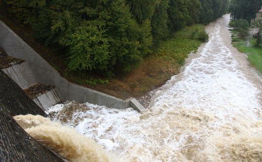 Wezbrana rzeka Złoty Potok we wsi Jarnołtówka