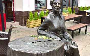 Przed niegdyś ulubioną kawiarnią Agnieszki Osieckiej stoi jej pomnik