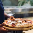W 2022 roku pizza kupowana w sklepach zdrożała w Europie średnio o 15,9 procent.