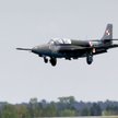 Samolot PZL TS-11 Iskra lądujący na lotnisku w Krzesinach