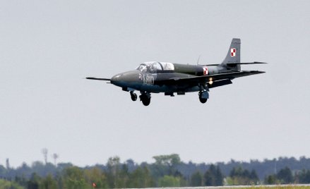 Samolot PZL TS-11 Iskra lądujący na lotnisku w Krzesinach