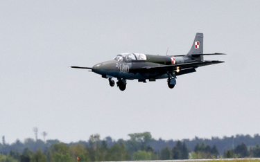 Samolot PZL TS-11 Iskra lądujący na lotnisku w Krzesinach