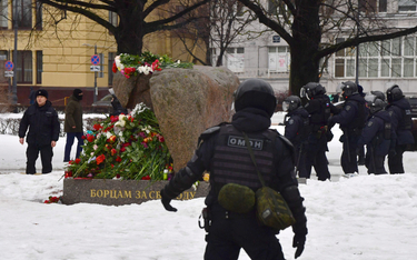 Policja w Petersburgu blokuje miejsce składania kwiatów ku pamięci o Nawalnym