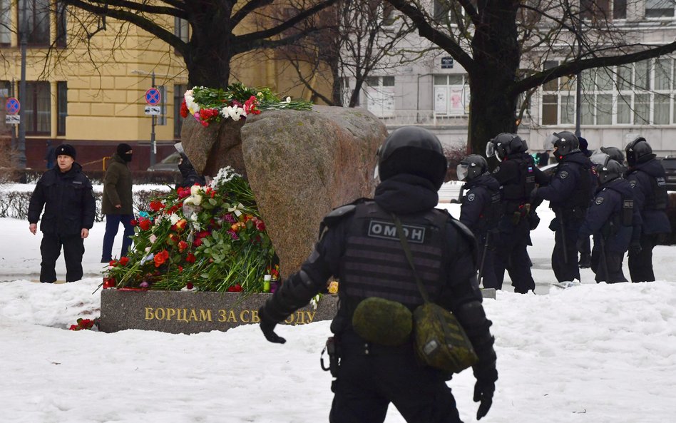 Policja w Petersburgu blokuje miejsce składania kwiatów ku pamięci o Nawalnym