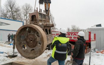 Pod koniec stycznia przeprowadzono akcję wyciągania silnika z ziemi przy użyciu dźwigów samochodowyc