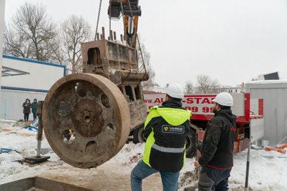 Pod koniec stycznia przeprowadzono akcję wyciągania silnika z ziemi przy użyciu dźwigów samochodowyc