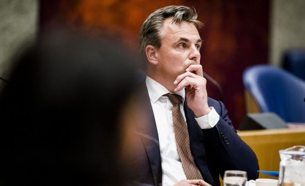 Holandia: Minister ds. migracji podaje się do dymisji po raporcie dot. przestępstw popełnianych prze
