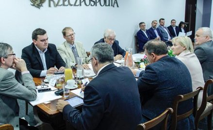 Uczestnicy debaty mówili, że chcąc ocenić technologię, jaka ma być stosowana do budowy dróg, trzeba 