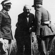 Aleksander Ładoś w środku