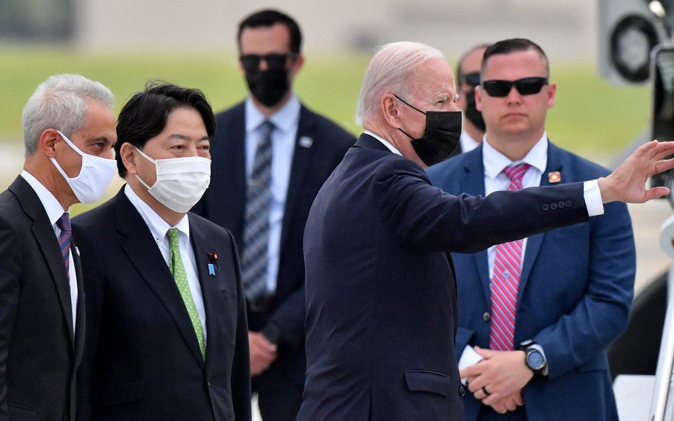 Prezydent Joe Biden przyleciał w niedzielę do Tokio, witał go szef MSZ Yoshimasa Hayashi